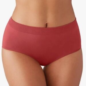 Two Wacoal B-Smooth Seamless Briefs Sz L in Garnet Rose